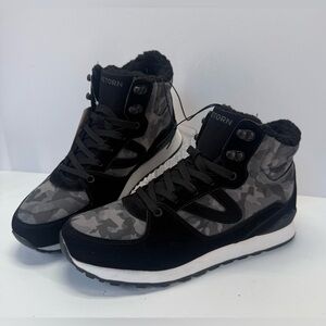 NWOB Tretorn Lily ll black/camo Faux Fur lined boot women’s size 10